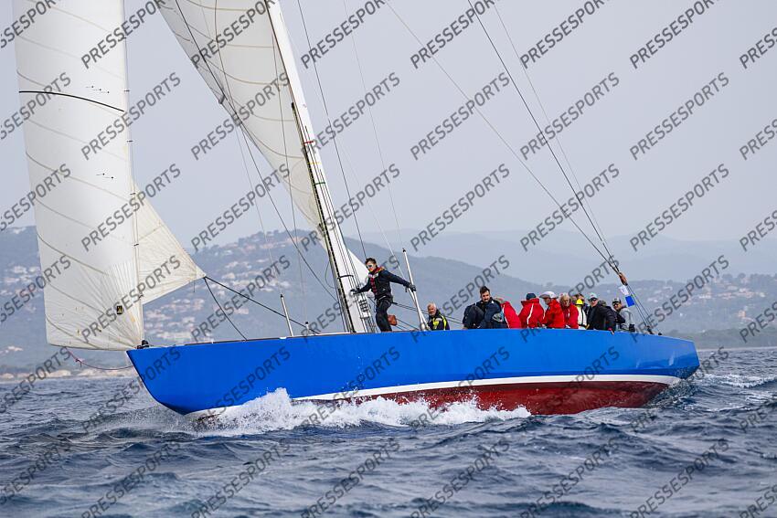 LE 12M JI FRANCE, ANCIEN BATEAU AYANT PARTICIPE A LA COUPE DE L'AMERICA LORS D'UNE MANCHE DES CHAMPIONNATS DU MONDE DE LA CATEGORIE. ILE DE PORQUEROLLES, FRANCE, LE 18 JUIN 2024. PHOTO: BERNARD LE BARS MAGAZINE 12 M JI FRANCE 3 
