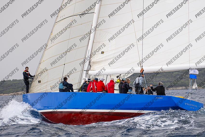 LE 12M JI FRANCE, ANCIEN BATEAU AYANT PARTICIPE A LA COUPE DE L'AMERICA LORS D'UNE MANCHE DES CHAMPIONNATS DU MONDE DE LA CATEGORIE. ILE DE PORQUEROLLES, FRANCE, LE 18 JUIN 2024. PHOTO: BERNARD LE BARS MAGAZINE 12 M JI FRANCE 3 