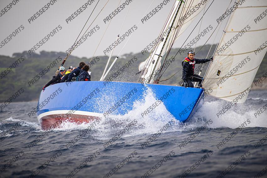 LE 12M JI FRANCE, ANCIEN BATEAU AYANT PARTICIPE A LA COUPE DE L'AMERICA LORS D'UNE MANCHE DES CHAMPIONNATS DU MONDE DE LA CATEGORIE. ILE DE PORQUEROLLES, FRANCE, LE 18 JUIN 2024. PHOTO: BERNARD LE BARS MAGAZINE 12 M JI FRANCE 3 