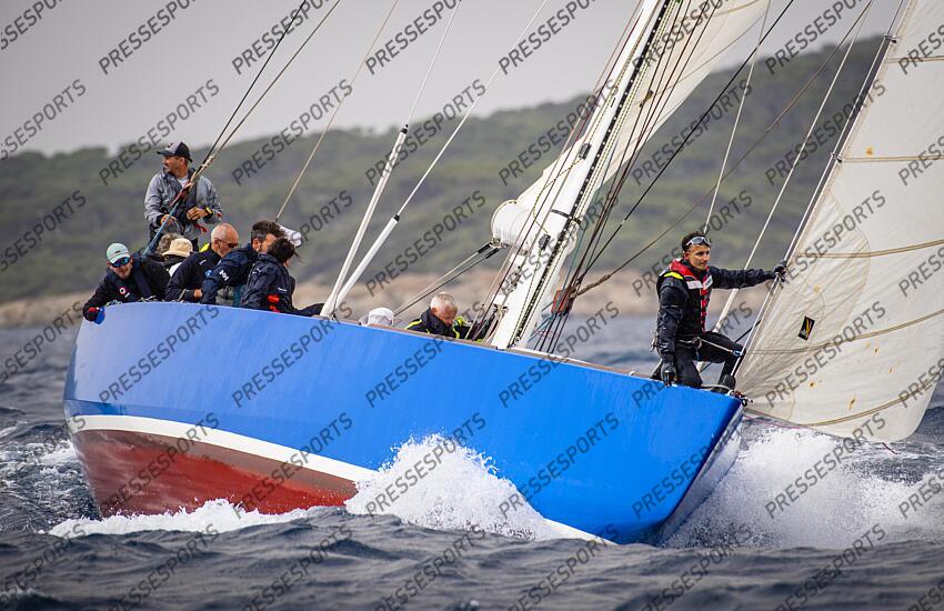 LE 12M JI FRANCE, ANCIEN BATEAU AYANT PARTICIPE A LA COUPE DE L'AMERICA LORS D'UNE MANCHE DES CHAMPIONNATS DU MONDE DE LA CATEGORIE. ILE DE PORQUEROLLES, FRANCE, LE 18 JUIN 2024. PHOTO: BERNARD LE BARS MAGAZINE 12 M JI FRANCE 3 