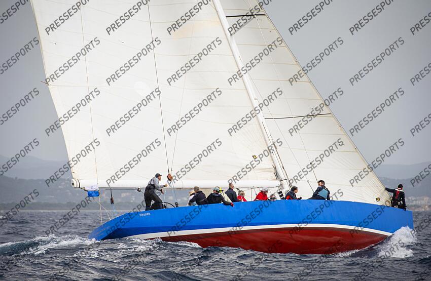 LE 12M JI FRANCE, ANCIEN BATEAU AYANT PARTICIPE A LA COUPE DE L'AMERICA LORS D'UNE MANCHE DES CHAMPIONNATS DU MONDE DE LA CATEGORIE. ILE DE PORQUEROLLES, FRANCE, LE 18 JUIN 2024. PHOTO: BERNARD LE BARS MAGAZINE 12 M JI FRANCE 3 