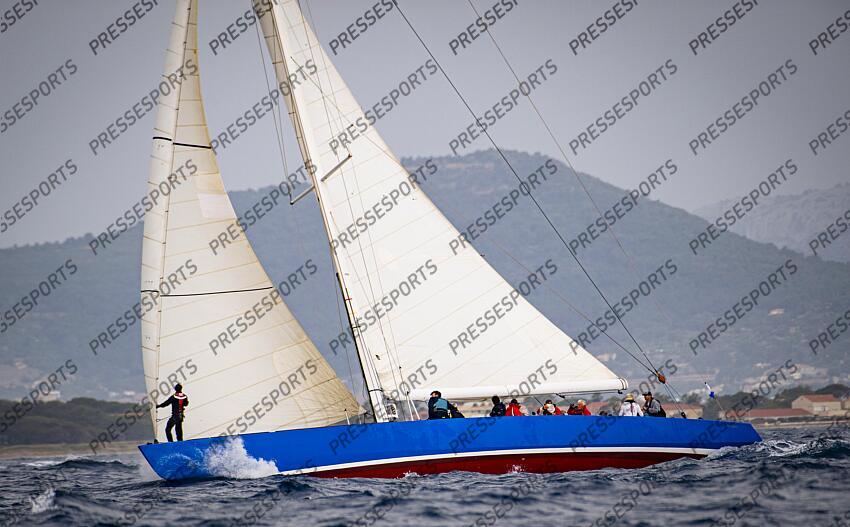 LE 12M JI FRANCE, ANCIEN BATEAU AYANT PARTICIPE A LA COUPE DE L'AMERICA LORS D'UNE MANCHE DES CHAMPIONNATS DU MONDE DE LA CATEGORIE. ILE DE PORQUEROLLES, FRANCE, LE 18 JUIN 2024. PHOTO: BERNARD LE BARS MAGAZINE 12 M JI FRANCE 3 