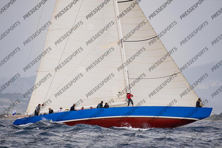 LE 12M JI FRANCE, ANCIEN BATEAU AYANT PARTICIPE A LA COUPE DE L'AMERICA LORS D'UNE MANCHE DES CHAMPIONNATS DU MONDE DE LA CATEGORIE. ILE DE PORQUEROLLES, FRANCE, LE 18 JUIN 2024. PHOTO: BERNARD LE BARS MAGAZINE 12 M JI FRANCE 3 