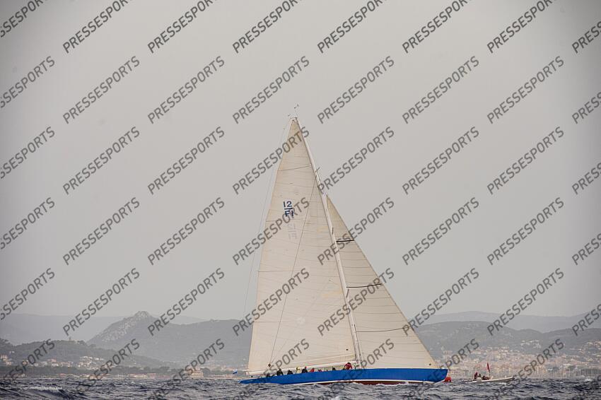 LE 12M JI FRANCE, ANCIEN BATEAU AYANT PARTICIPE A LA COUPE DE L'AMERICA LORS D'UNE MANCHE DES CHAMPIONNATS DU MONDE DE LA CATEGORIE. ILE DE PORQUEROLLES, FRANCE, LE 18 JUIN 2024. PHOTO: BERNARD LE BARS MAGAZINE 12 M JI FRANCE 3 