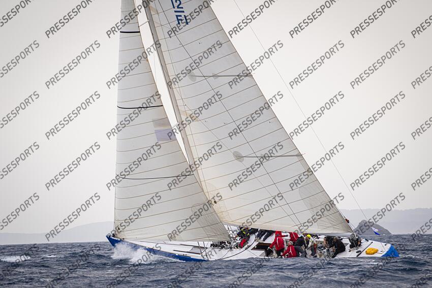 LE 12M JI FRANCE, ANCIEN BATEAU AYANT PARTICIPE A LA COUPE DE L'AMERICA LORS D'UNE MANCHE DES CHAMPIONNATS DU MONDE DE LA CATEGORIE. ILE DE PORQUEROLLES, FRANCE, LE 18 JUIN 2024. PHOTO: BERNARD LE BARS MAGAZINE 12 M JI FRANCE 3 