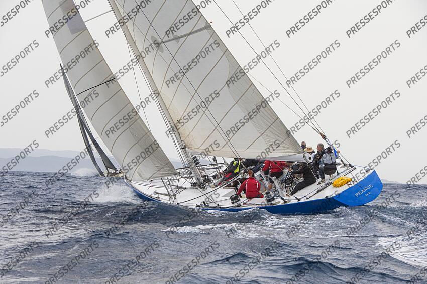 LE 12M JI FRANCE, ANCIEN BATEAU AYANT PARTICIPE A LA COUPE DE L'AMERICA LORS D'UNE MANCHE DES CHAMPIONNATS DU MONDE DE LA CATEGORIE. ILE DE PORQUEROLLES, FRANCE, LE 18 JUIN 2024. PHOTO: BERNARD LE BARS MAGAZINE 12 M JI FRANCE 3 
