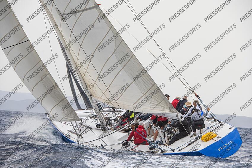LE 12M JI FRANCE, ANCIEN BATEAU AYANT PARTICIPE A LA COUPE DE L'AMERICA LORS D'UNE MANCHE DES CHAMPIONNATS DU MONDE DE LA CATEGORIE. ILE DE PORQUEROLLES, FRANCE, LE 18 JUIN 2024. PHOTO: BERNARD LE BARS MAGAZINE 12 M JI FRANCE 3 