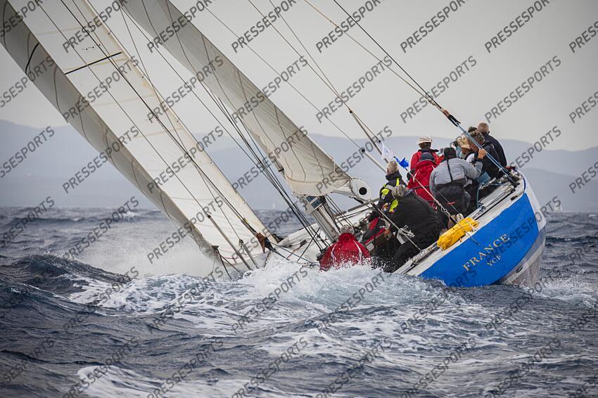 LE 12M JI FRANCE, ANCIEN BATEAU AYANT PARTICIPE A LA COUPE DE L'AMERICA LORS D'UNE MANCHE DES CHAMPIONNATS DU MONDE DE LA CATEGORIE. ILE DE PORQUEROLLES, FRANCE, LE 18 JUIN 2024. PHOTO: BERNARD LE BARS MAGAZINE 12 M JI FRANCE 3 