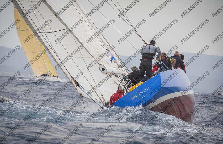 LE 12M JI FRANCE, ANCIEN BATEAU AYANT PARTICIPE A LA COUPE DE L'AMERICA LORS D'UNE MANCHE DES CHAMPIONNATS DU MONDE DE LA CATEGORIE. ILE DE PORQUEROLLES, FRANCE, LE 18 JUIN 2024. PHOTO: BERNARD LE BARS MAGAZINE 12 M JI FRANCE 3 