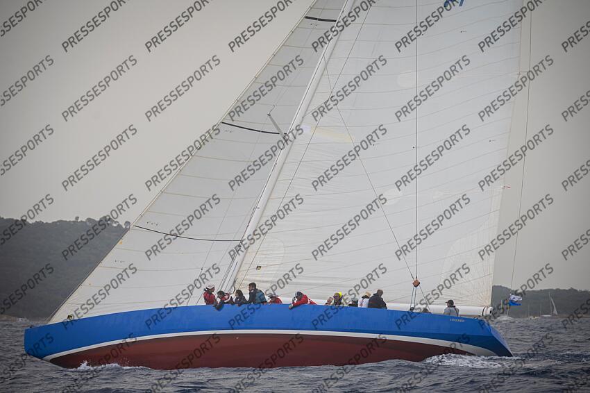 LE 12M JI FRANCE, ANCIEN BATEAU AYANT PARTICIPE A LA COUPE DE L'AMERICA LORS D'UNE MANCHE DES CHAMPIONNATS DU MONDE DE LA CATEGORIE. ILE DE PORQUEROLLES, FRANCE, LE 18 JUIN 2024. PHOTO: BERNARD LE BARS MAGAZINE 12 M JI FRANCE 3 