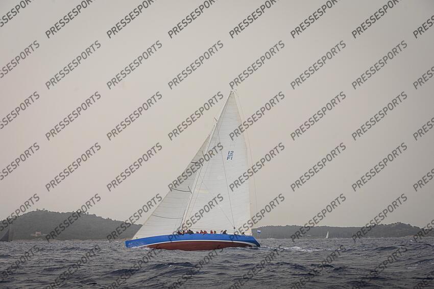 LE 12M JI FRANCE, ANCIEN BATEAU AYANT PARTICIPE A LA COUPE DE L'AMERICA LORS D'UNE MANCHE DES CHAMPIONNATS DU MONDE DE LA CATEGORIE. ILE DE PORQUEROLLES, FRANCE, LE 18 JUIN 2024. PHOTO: BERNARD LE BARS MAGAZINE 12 M JI FRANCE 3 