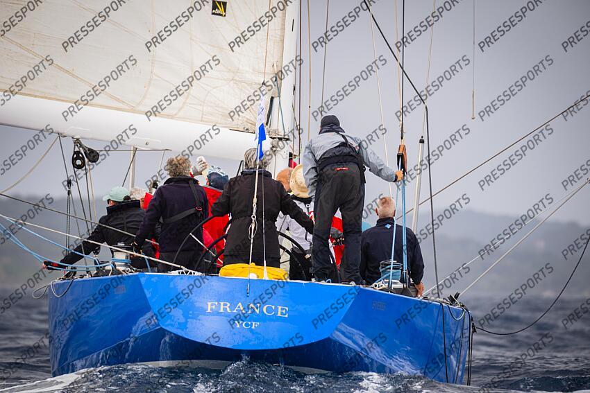 LE 12M JI FRANCE, ANCIEN BATEAU AYANT PARTICIPE A LA COUPE DE L'AMERICA LORS D'UNE MANCHE DES CHAMPIONNATS DU MONDE DE LA CATEGORIE. ILE DE PORQUEROLLES, FRANCE, LE 18 JUIN 2024. PHOTO: BERNARD LE BARS MAGAZINE 12 M JI FRANCE 3 