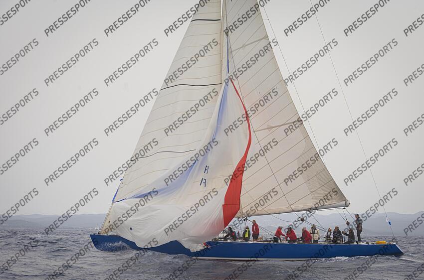LE 12M JI FRANCE, ANCIEN BATEAU AYANT PARTICIPE A LA COUPE DE L'AMERICA LORS D'UNE MANCHE DES CHAMPIONNATS DU MONDE DE LA CATEGORIE. ILE DE PORQUEROLLES, FRANCE, LE 18 JUIN 2024. PHOTO: BERNARD LE BARS MAGAZINE 12 M JI FRANCE 3 