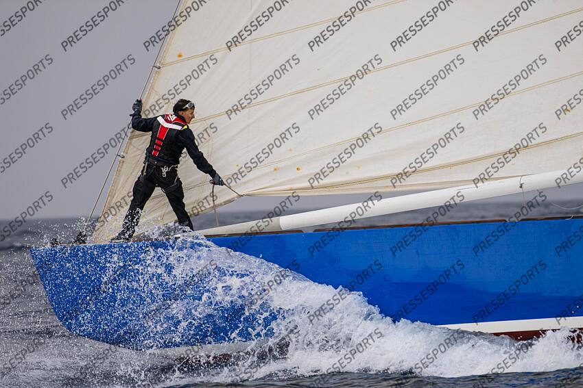 LE 12M JI FRANCE, ANCIEN BATEAU AYANT PARTICIPE A LA COUPE DE L'AMERICA LORS D'UNE MANCHE DES CHAMPIONNATS DU MONDE DE LA CATEGORIE. LE NUMERO 1 BENJAMIN BETTY. ILE DE PORQUEROLLES, FRANCE, LE 18 JUIN 2024. PHOTO: BERNARD LE BARS MAGAZINE 12 M JI FRANCE 3 