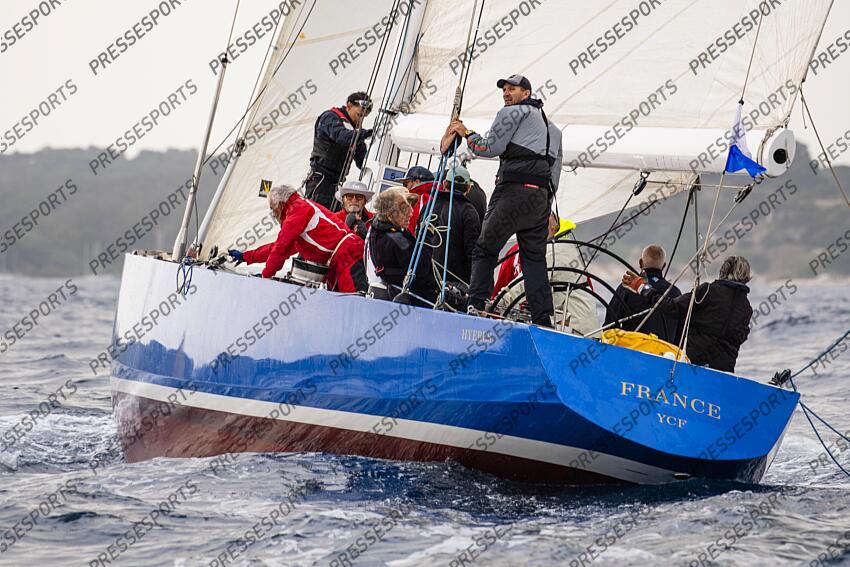 LE 12M JI FRANCE, ANCIEN BATEAU AYANT PARTICIPE A LA COUPE DE L'AMERICA LORS D'UNE MANCHE DES CHAMPIONNATS DU MONDE DE LA CATEGORIE. ILE DE PORQUEROLLES, FRANCE, LE 18 JUIN 2024. PHOTO: BERNARD LE BARS MAGAZINE 12 M JI FRANCE 3 
