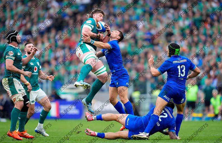 2025 Guinness Six Nations Championship Round 5, Stadio Olimpico, Rome, Italy 15/3/2025 Italy vs Ireland Ireland's Joe McCarthy and Italy's Paolo Garbisi compete in the air for the ball Mandatory Credit ©INPHO/Matteo Ciambelli ITALIE-IRLANDE (17-22) 