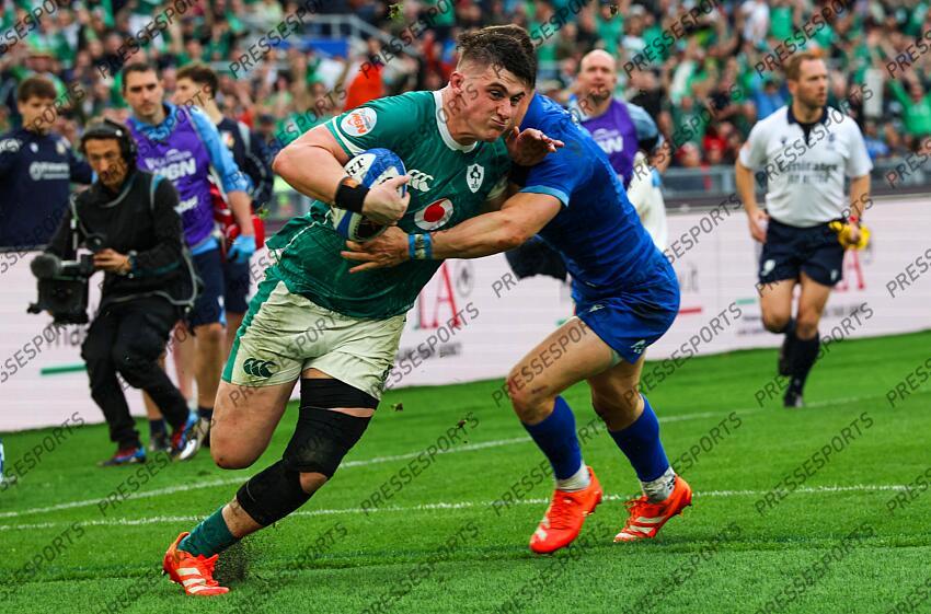 2025 Guinness Six Nations Championship Round 5, Stadio Olimpico, Rome 15/3/2025 Italy vs Ireland Ireland’s Dan Sheehan scores his third try despite Paolo Garbisi of Italy Mandatory Credit ©INPHO/Billy Stickland ITALIE-IRLANDE (17-22) 