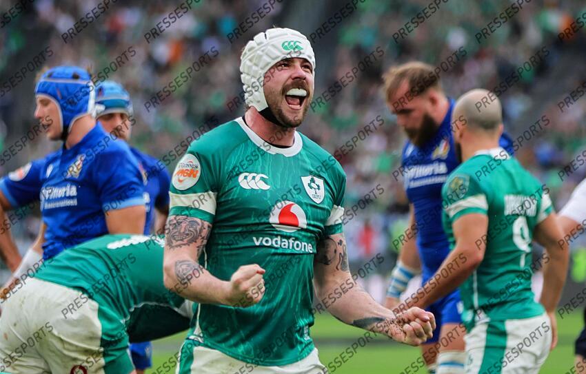 2025 Guinness Six Nations Championship Round 5, Stadio Olimpico, Rome 15/3/2025 Italy vs Ireland Ireland's Mack Hansen celebrates his side winning a turnover Mandatory Credit ©INPHO/Billy Stickland ITALIE-IRLANDE (17-22) 