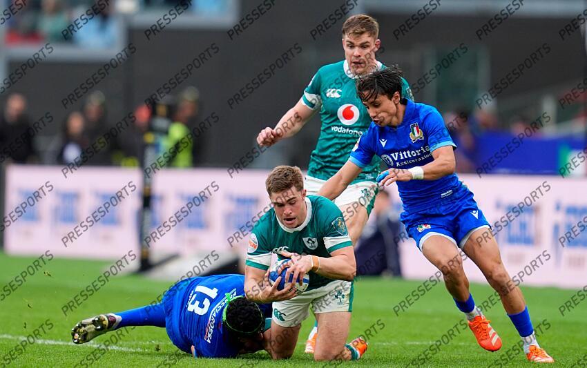 2025 Guinness Six Nations Championship Round 5, Stadio Olimpico, Rome, Italy 15/3/2025 Italy vs Ireland Ireland's Jack Crowley is tackled by Italy's Ange Capuozzo and Juan Ignacio Brex Mandatory Credit ©INPHO/Matteo Ciambelli ITALIE-IRLANDE (17-22) 