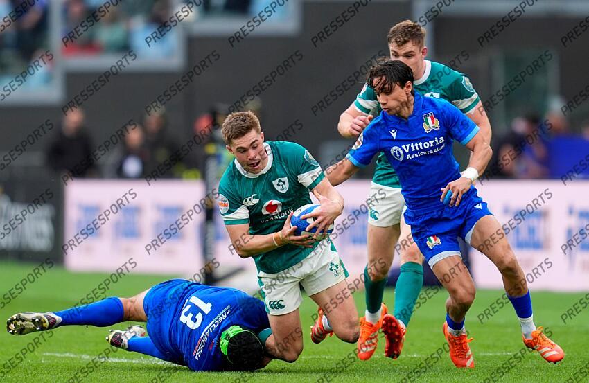 2025 Guinness Six Nations Championship Round 5, Stadio Olimpico, Rome, Italy 15/3/2025 Italy vs Ireland Ireland's Jack Crowley is tackled by Italy's Ange Capuozzo and Juan Ignacio Brex Mandatory Credit ©INPHO/Matteo Ciambelli ITALIE-IRLANDE (17-22) 