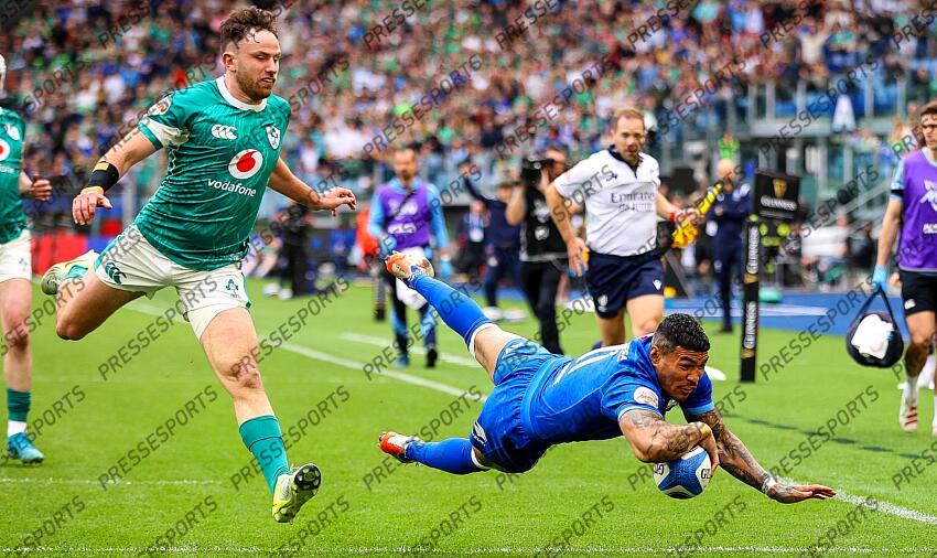 2025 Guinness Six Nations Championship Round 5, Stadio Olimpico, Rome, Italy 15/3/2025 Italy vs Ireland Italy's Monty Ioane scores their first try despite Hugo Keenan of Ireland Mandatory Credit ©INPHO/Matteo Ciambelli ITALIE-IRLANDE (17-22) 