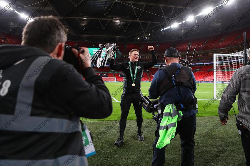 16 March 2025, London - Carabao Cup Final - Liverpool v Newcastle United - Newcastle United manager Eddie Howe celebrates with the Carabao Cup trophy - Photo: Jacques Feeney / Offside. FINALE LIVERPOOL-NEWCASTLE (1-2) 