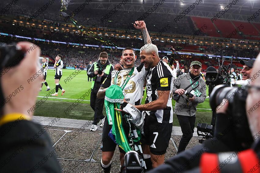 16 March 2025, London - Carabao Cup Final - Liverpool v Newcastle United - Bruno Guimaraes of Newcastle United and Joelinton of Newcastle United celebrate with the Carabao Cup trophy - Photo: Jacques Feeney / Offside. FINALE LIVERPOOL-NEWCASTLE (1-2) 