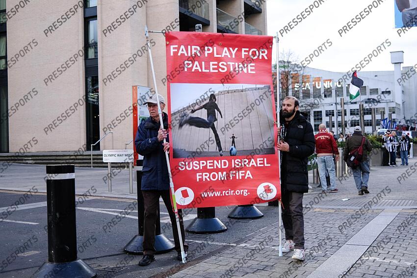 16 March 2025, London - Carabao Cup Final - Liverpool v Newcastle United - Protestors outside of Wembley call to suspend Israel from FIFA - Photo: Jacques Feeney / Offside. FINALE LIVERPOOL-NEWCASTLE (1-2) 