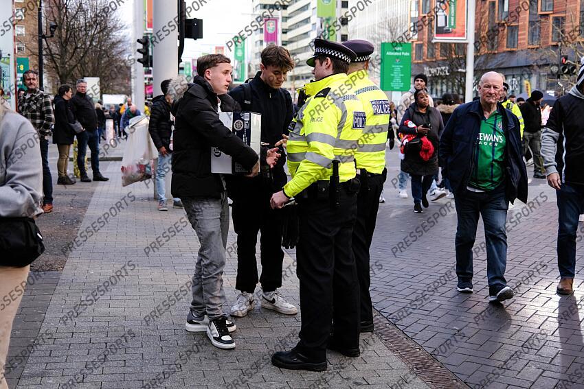 16 March 2025, London - Carabao Cup Final - Liverpool v Newcastle United - Police attempt to confiscate beer from fans on Wembley Way - Photo: Jacques Feeney / Offside. FINALE LIVERPOOL-NEWCASTLE (1-2) 