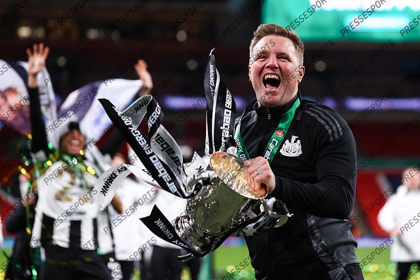 16 March 2025, London - Carabao Cup Final - Liverpool v Newcastle United - Newcastle United manager Eddie Howe celebrates with the Carabao Cup trophy - Photo: Jacques Feeney / Offside. FINALE LIVERPOOL-NEWCASTLE (1-2) 