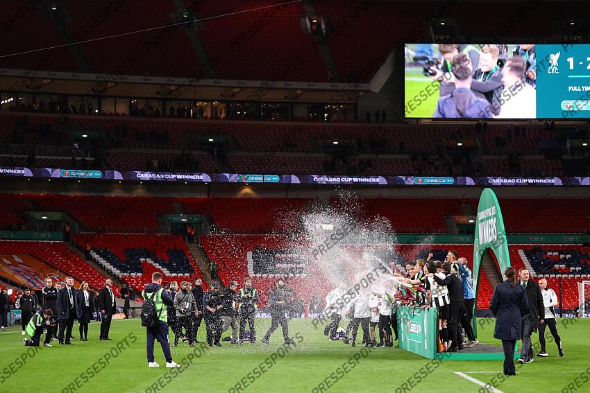 16 March 2025, London - Carabao Cup Final - Liverpool v Newcastle United - The Newcastle squad celebrate with the Carabao Cup trophy - Photo: Jacques Feeney / Offside. FINALE LIVERPOOL-NEWCASTLE (1-2) 