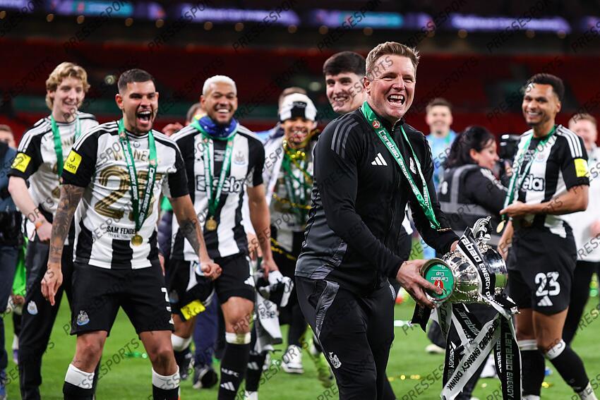 16 March 2025, London - Carabao Cup Final - Liverpool v Newcastle United - Newcastle United manager Eddie Howe celebrates with the Carabao Cup trophy - Photo: Jacques Feeney / Offside. FINALE LIVERPOOL-NEWCASTLE (1-2) 