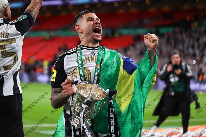 16 March 2025, London - Carabao Cup Final - Liverpool v Newcastle United - Bruno Guimaraes of Newcastle United celebrates with the Carabao Cup trophy - Photo: Jacques Feeney / Offside. FINALE LIVERPOOL-NEWCASTLE (1-2) 