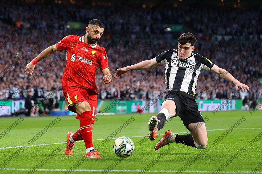 16 March 2025, London - Carabao Cup Final - Liverpool v Newcastle United - Mohamed Salah of Liverpool and Tino Livramento of Newcastle United - Photo: Jacques Feeney / Offside. FINALE LIVERPOOL-NEWCASTLE (1-2) 