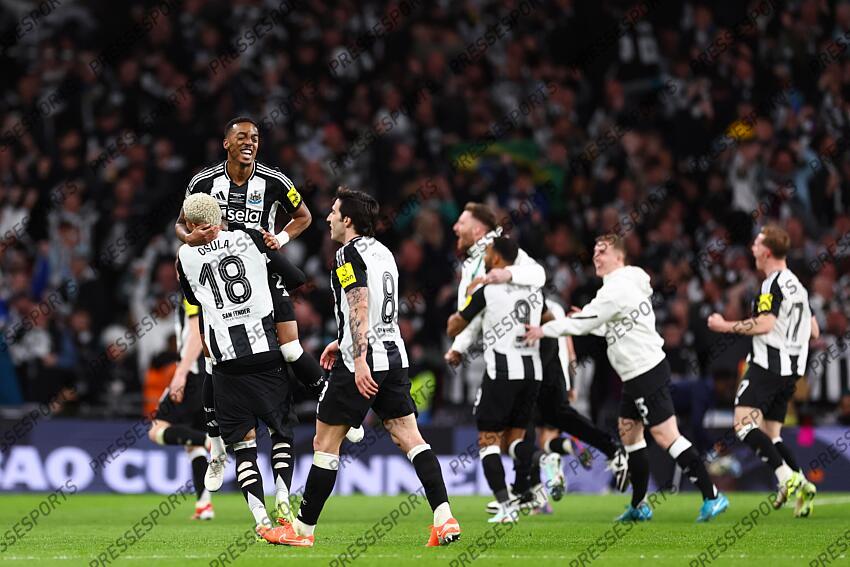 16 March 2025, London - Carabao Cup Final - Liverpool v Newcastle United - Joe Willock of Newcastle United celebrates with William Osula of Newcastle United - Photo: Jacques Feeney / Offside. FINALE LIVERPOOL-NEWCASTLE (1-2) 