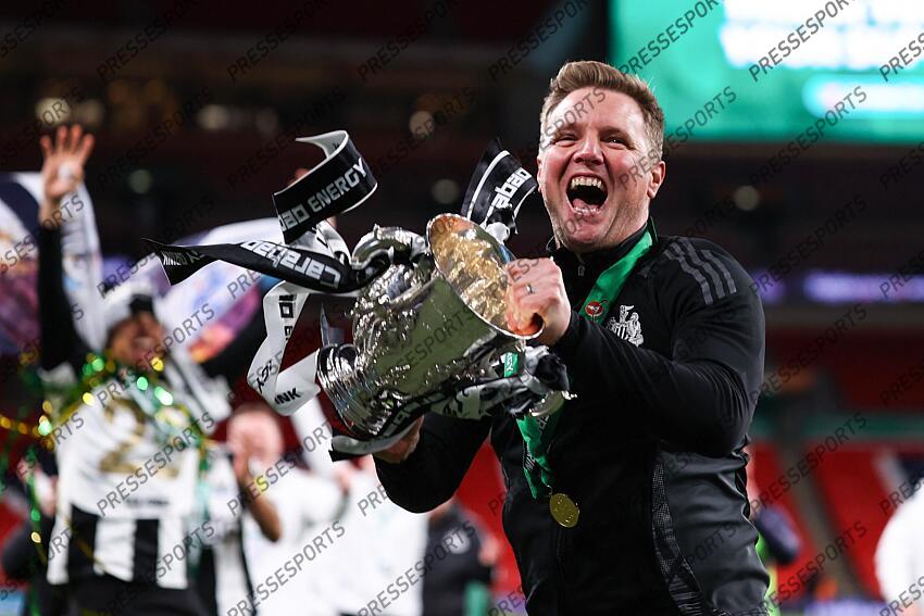 16 March 2025, London - Carabao Cup Final - Liverpool v Newcastle United - Newcastle United manager Eddie Howe celebrates with the Carabao Cup trophy - Photo: Jacques Feeney / Offside. FINALE LIVERPOOL-NEWCASTLE (1-2) 