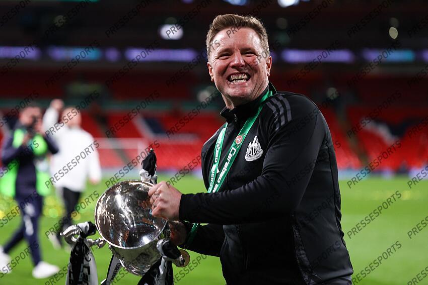 16 March 2025, London - Carabao Cup Final - Liverpool v Newcastle United - Newcastle United manager Eddie Howe celebrates with the Carabao Cup trophy - Photo: Jacques Feeney / Offside. FINALE LIVERPOOL-NEWCASTLE (1-2) 