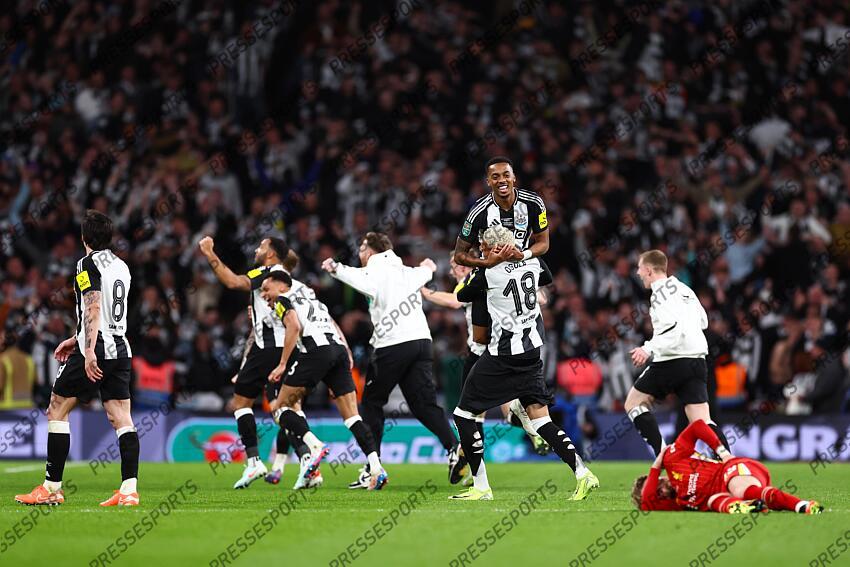 16 March 2025, London - Carabao Cup Final - Liverpool v Newcastle United - Joe Willock of Newcastle United celebrates with William Osula of Newcastle United - Photo: Jacques Feeney / Offside. FINALE LIVERPOOL-NEWCASTLE (1-2) 