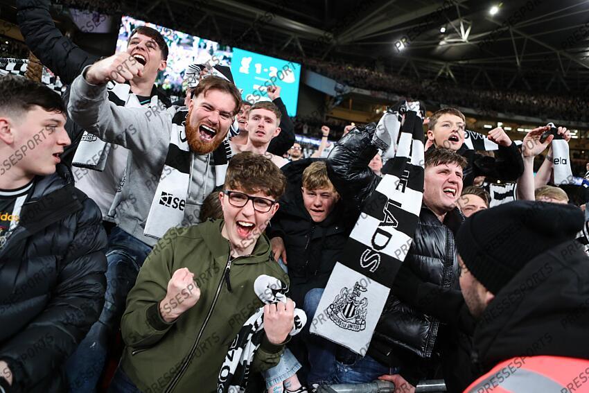 16 March 2025, London - Carabao Cup Final - Liverpool v Newcastle United - Newcastle fans celebrate victory - Photo: Jacques Feeney / Offside. FINALE LIVERPOOL-NEWCASTLE (1-2) 