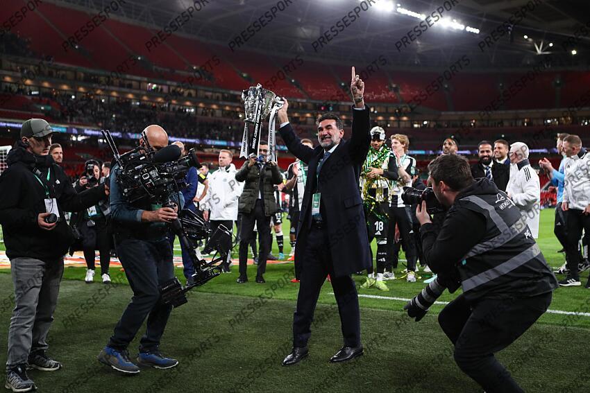 16 March 2025, London - Carabao Cup Final - Liverpool v Newcastle United - Newcastle United chairman Yasir Al-Rumayyan celebrates with the Carabao Cup trophy - Photo: Jacques Feeney / Offside. FINALE LIVERPOOL-NEWCASTLE (1-2) 