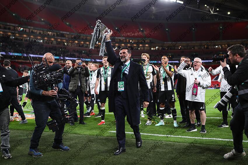 16 March 2025, London - Carabao Cup Final - Liverpool v Newcastle United - Newcastle United chairman Yasir Al-Rumayyan celebrates with the Carabao Cup trophy - Photo: Jacques Feeney / Offside. FINALE LIVERPOOL-NEWCASTLE (1-2) 