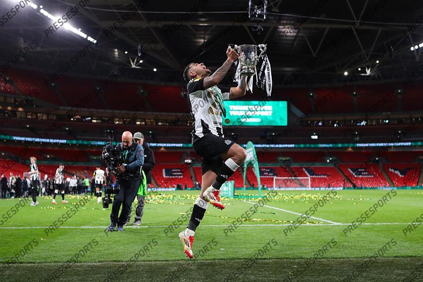 16 March 2025, London - Carabao Cup Final - Liverpool v Newcastle United - Bruno Guimaraes of Newcastle United celebrates with the Carabao Cup trophy - Photo: Jacques Feeney / Offside. FINALE LIVERPOOL-NEWCASTLE (1-2) 