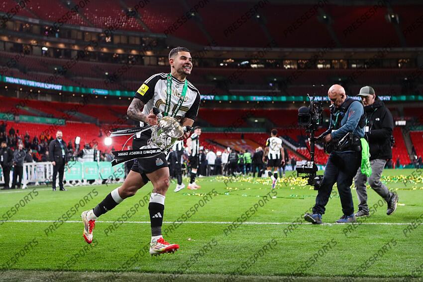 16 March 2025, London - Carabao Cup Final - Liverpool v Newcastle United - Bruno Guimaraes of Newcastle United celebrates with the Carabao Cup trophy - Photo: Jacques Feeney / Offside. FINALE LIVERPOOL-NEWCASTLE (1-2) 
