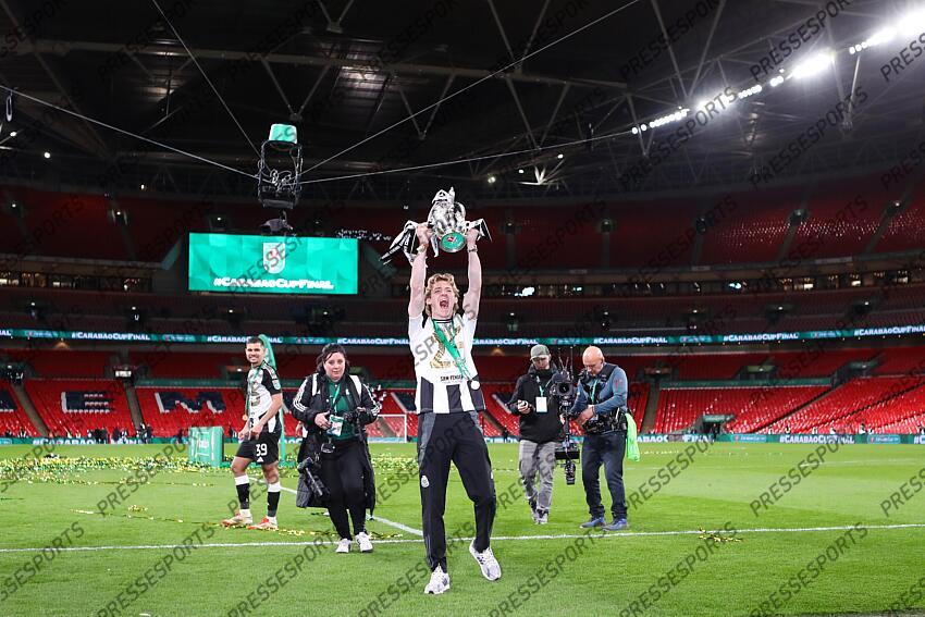 16 March 2025, London - Carabao Cup Final - Liverpool v Newcastle United - Anthony Gordon of Newcastle United celebrates with the Carabao Cup trophy - Photo: Jacques Feeney / Offside. FINALE LIVERPOOL-NEWCASTLE (1-2) 
