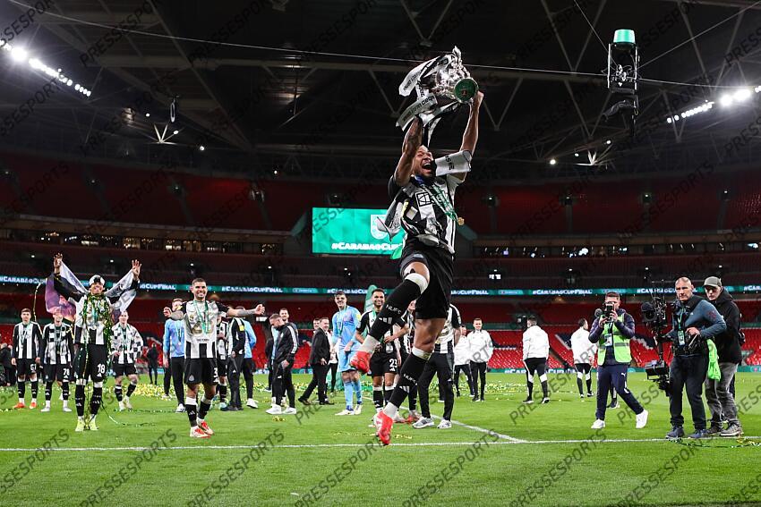 16 March 2025, London - Carabao Cup Final - Liverpool v Newcastle United - Joelinton of Newcastle United celebrates with the Carabao Cup Trophy - Photo: Jacques Feeney / Offside. FINALE LIVERPOOL-NEWCASTLE (1-2) 