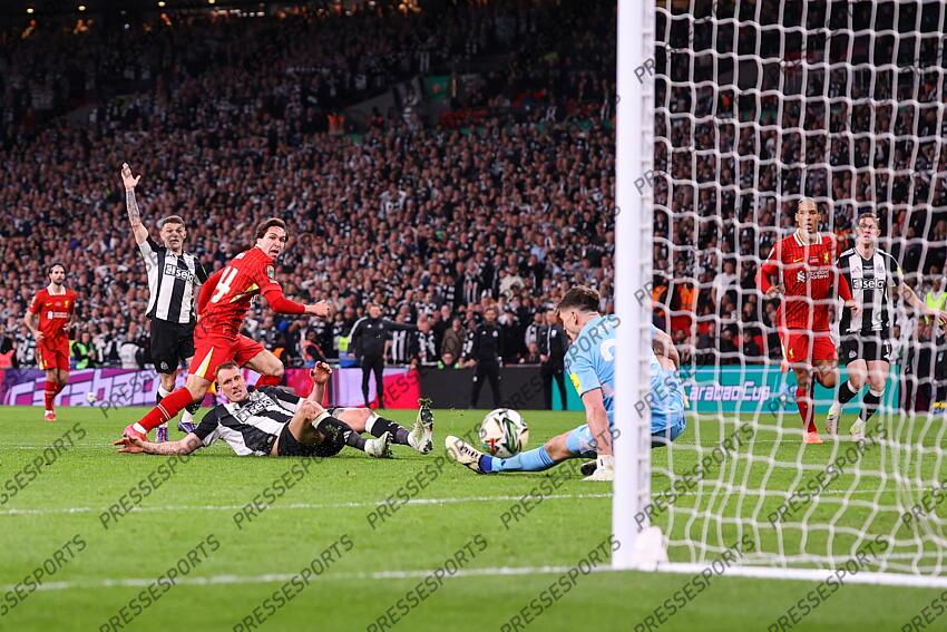 16 March 2025, London - Carabao Cup Final - Liverpool v Newcastle United - Federico Chiesa of Liverpool scores their first goal - Photo: Jacques Feeney / Offside. FINALE LIVERPOOL-NEWCASTLE (1-2) 
