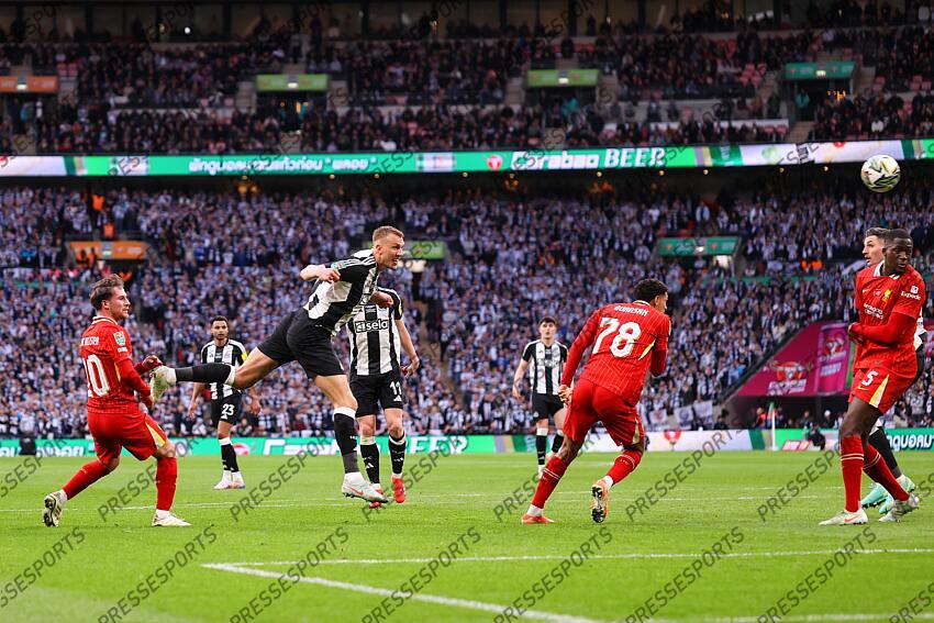 16 March 2025, London - Carabao Cup Final - Liverpool v Newcastle United - Dan Burn of Newcastle United scores their first goal - Photo: Jacques Feeney / Offside. FINALE LIVERPOOL-NEWCASTLE (1-2) 