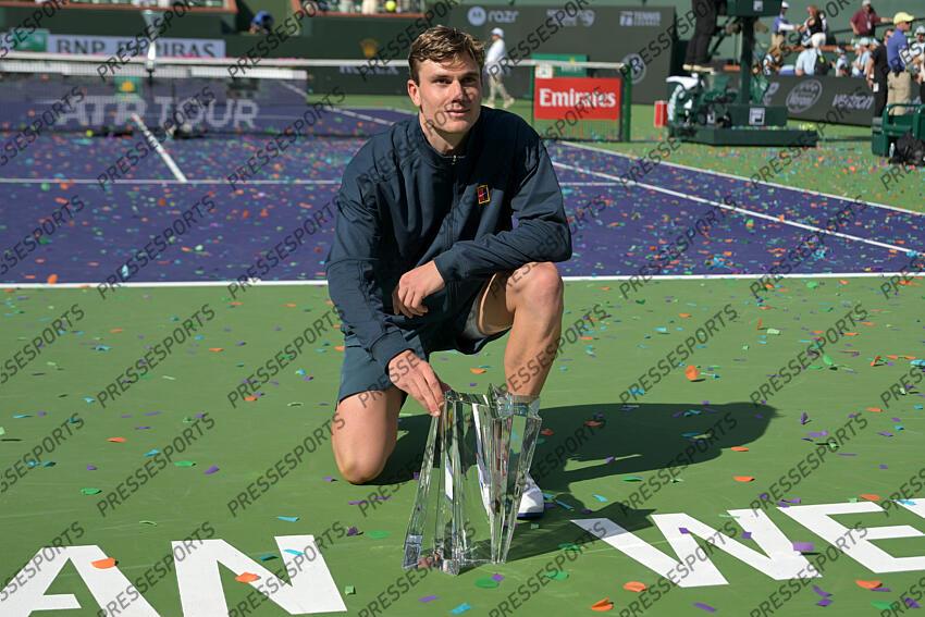 Mar 16, 2025; Indian Wells, CA, USA; Jack Draper (GBR) poses with the championship trophy after defeating Holger Rune (not pictured) in the final of the BNP Paribas Open at the Indian Well Tennis Garden. Mandatory Credit: Jayne Kamin-Oncea-Imagn Images Tennis: BNP Paribas Open-Day 15 