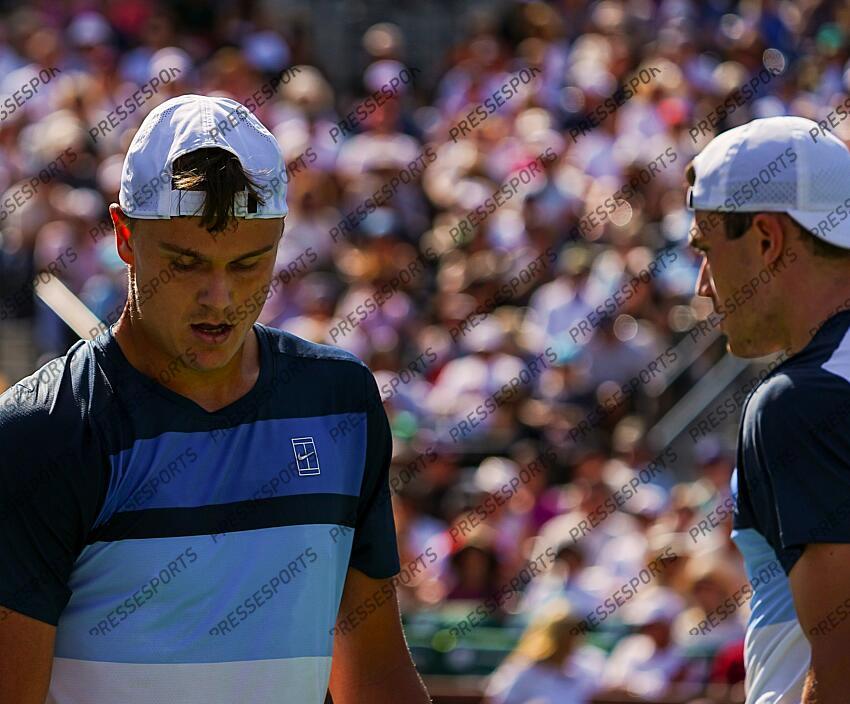 Holger Rune (left) passes Jack Draper during a changeover during the men's championship final of the BNP Paribas Open in Indian Wells, Calif., Sunday, March 16, 2025. Syndication: Desert Sun 