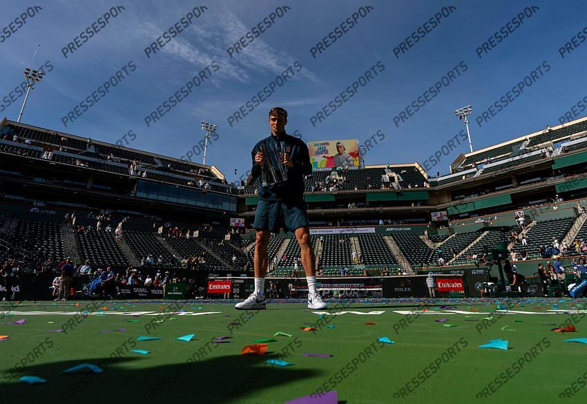 Jack Draper poses for a photo with his trophy after winning the men's singles championship final of the BNP Paribas Open in Indian Wells, Calif., Sunday, March 16, 2025. Syndication: Desert Sun 